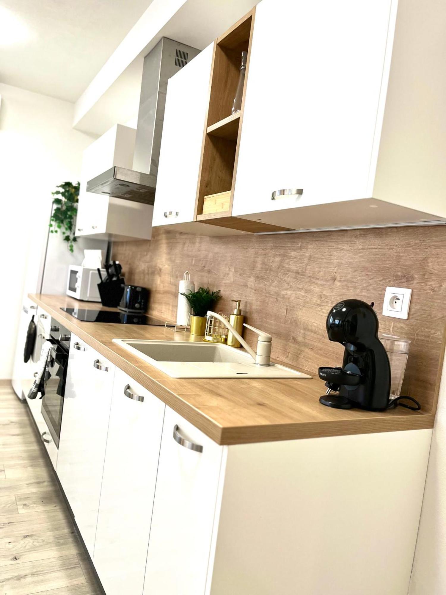 The Elite Suite II Downtown Ac & Garage Parking Μπρατισλάβα Εξωτερικό φωτογραφία