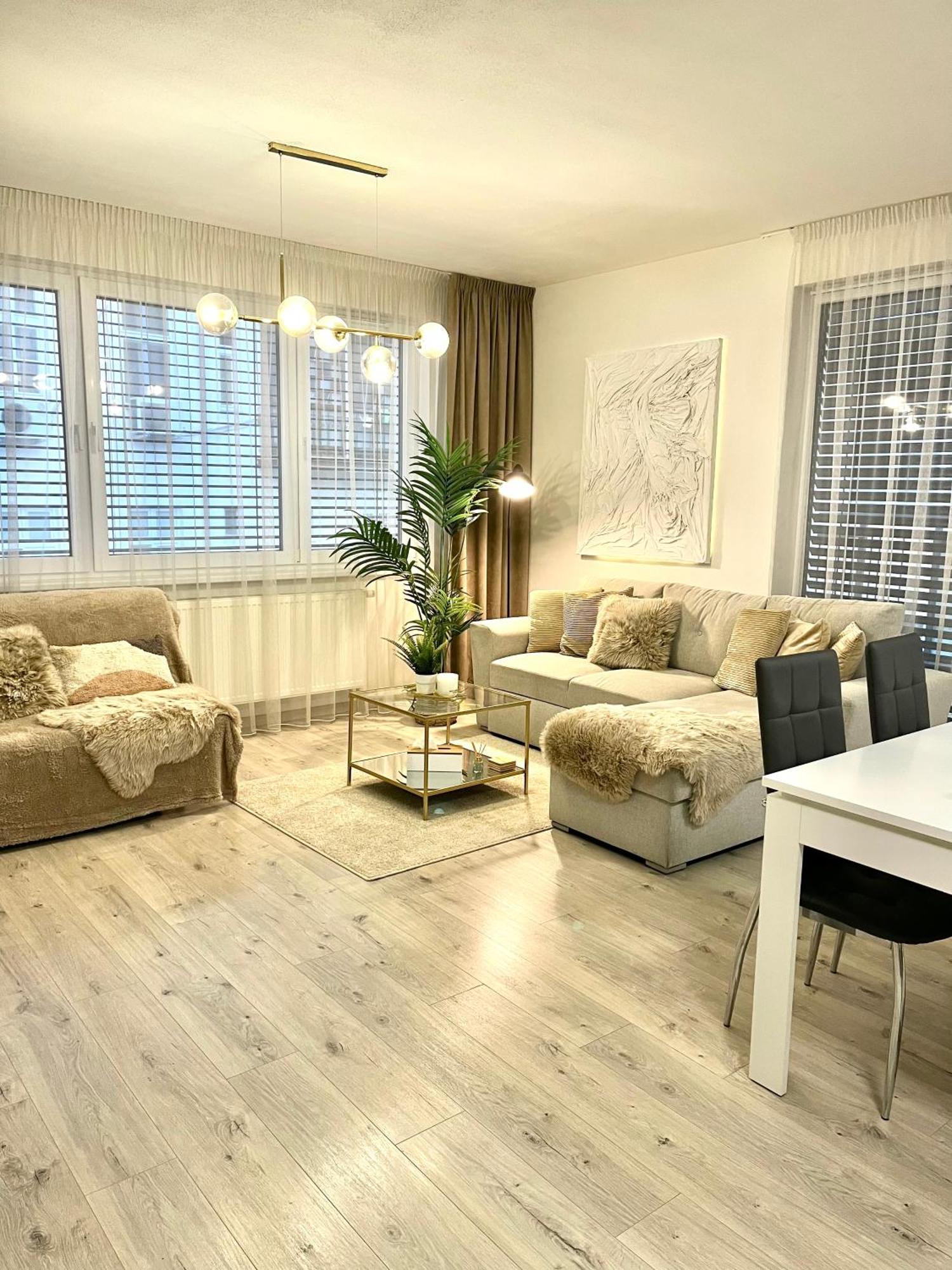 The Elite Suite II Downtown Ac & Garage Parking Μπρατισλάβα Εξωτερικό φωτογραφία